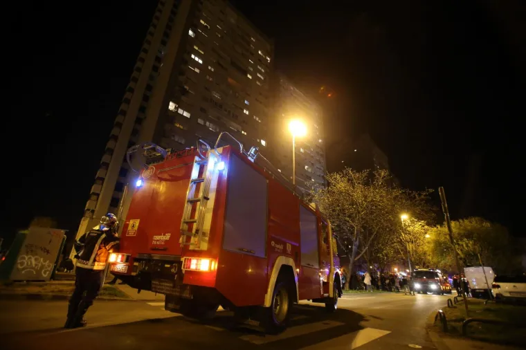 Planuo stan u neboderu na Srednjacima: Buktinju gasila čak 24 vatrogasca