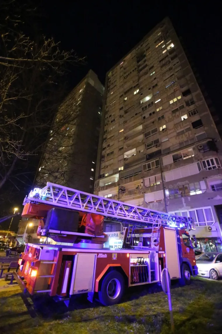 Planuo stan u neboderu na Srednjacima: Buktinju gasila čak 24 vatrogasca