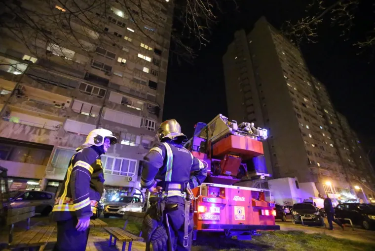 Planuo stan u neboderu na Srednjacima: Buktinju gasila čak 24 vatrogasca