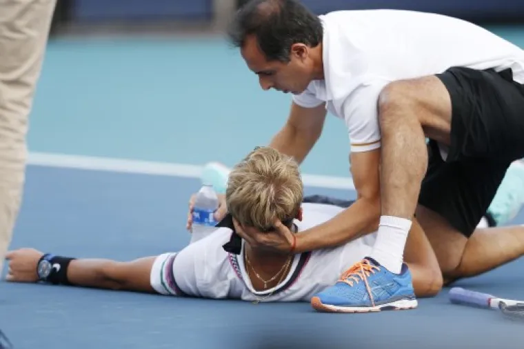 Da tenis katkad može biti i brutalan sport, svjedoče i prizori sa ATP turnira u Miamiju. U trećem setu meča između Nicole Kuhna i Miše Zvereva, prilikom rezultata 6-4, 5-7, mladi španjolski tenisač srušio se na teren prilikom izlaska na jednu skraćenu loptu.
