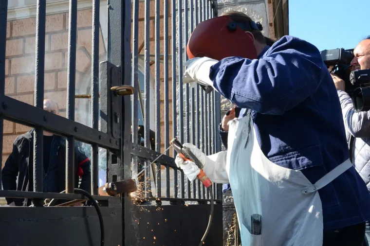 Kao sto je bilo i najavljeno strajkaski odbor Uljanika odrzao je kratku konferenciju za medije ispred upravne zgrade, iznio zahtjev i nakon toga je varioc Rade Stankovic zavario celicni obruc na ulaznu portu i time je zapoceo strajk u brodogradilistu Uljanik. Sve porte Uljanika bit ce danas zavarene. Varioc Rade Stankovic. Photo: Dusko Marusic /PIXSELL