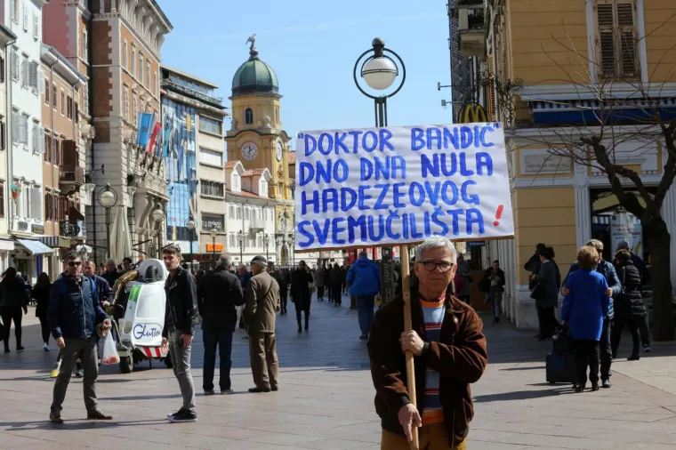 Prosvjednik Marin Miočić Stošić prošetao je Korzom u Rijeci s transparentom o Milanu Bandiću kojemu Muzička akademija želi dati počasni doktorat.