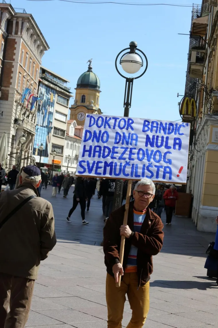 USAMLJENI BUNTOVNIK U CENTRU RIJEKE PROSVJEDOVAO PROTIV BANDIĆA: 'Doktor Bandić - dno dna nula HDZ-ovog svemučilišta'