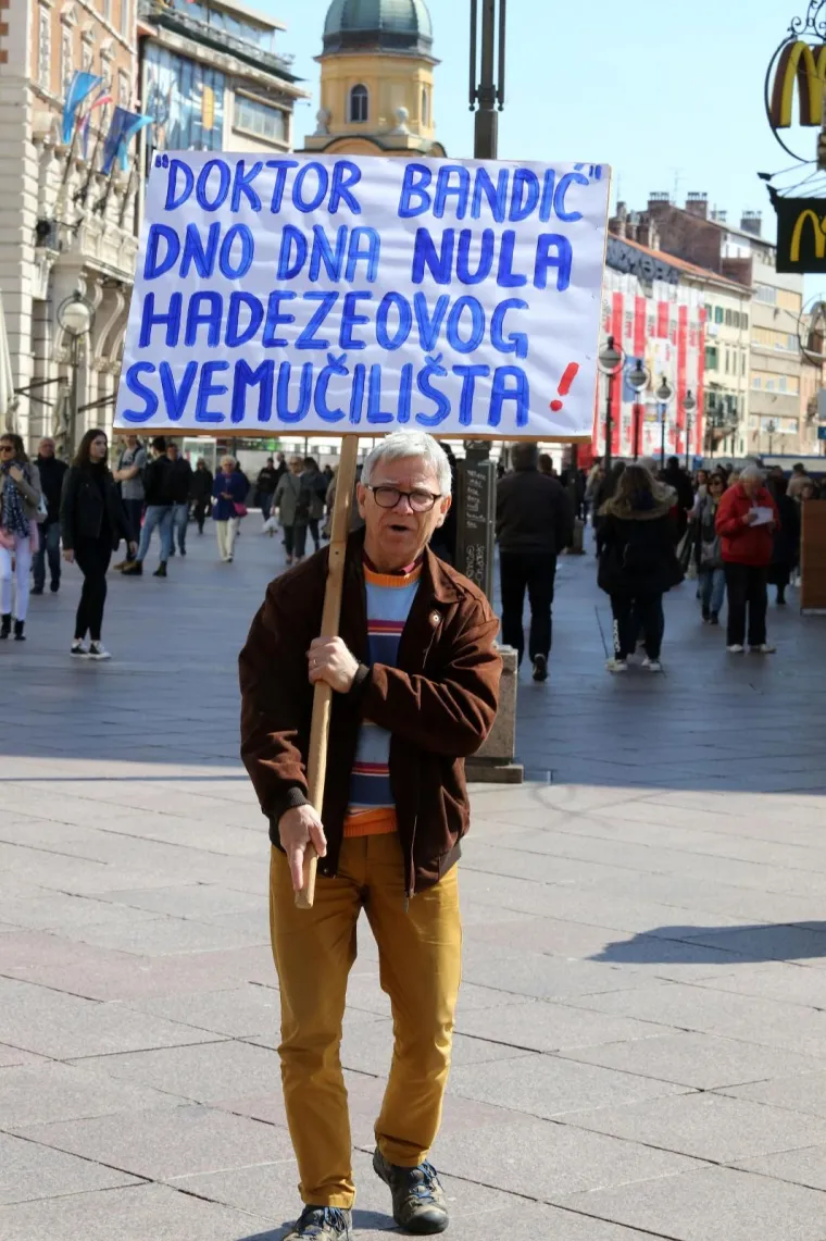 USAMLJENI BUNTOVNIK U CENTRU RIJEKE PROSVJEDOVAO PROTIV BANDIĆA: 'Doktor Bandić - dno dna nula HDZ-ovog svemučilišta'