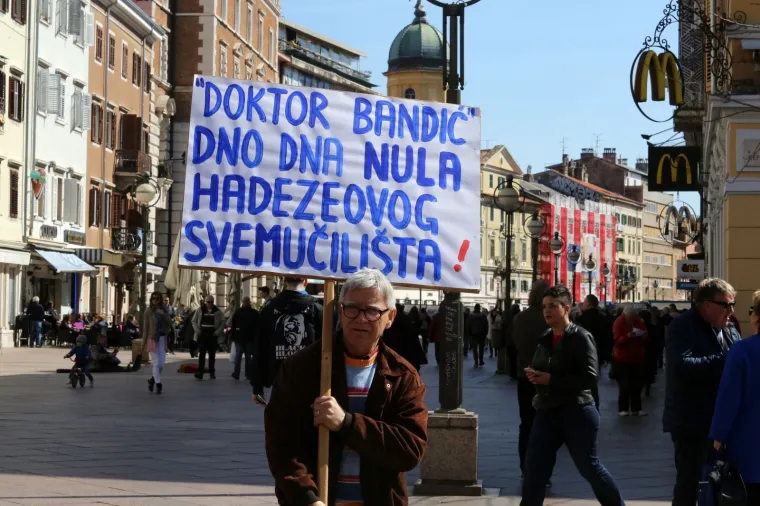 USAMLJENI BUNTOVNIK U CENTRU RIJEKE PROSVJEDOVAO PROTIV BANDIĆA: 'Doktor Bandić - dno dna nula HDZ-ovog svemučilišta'