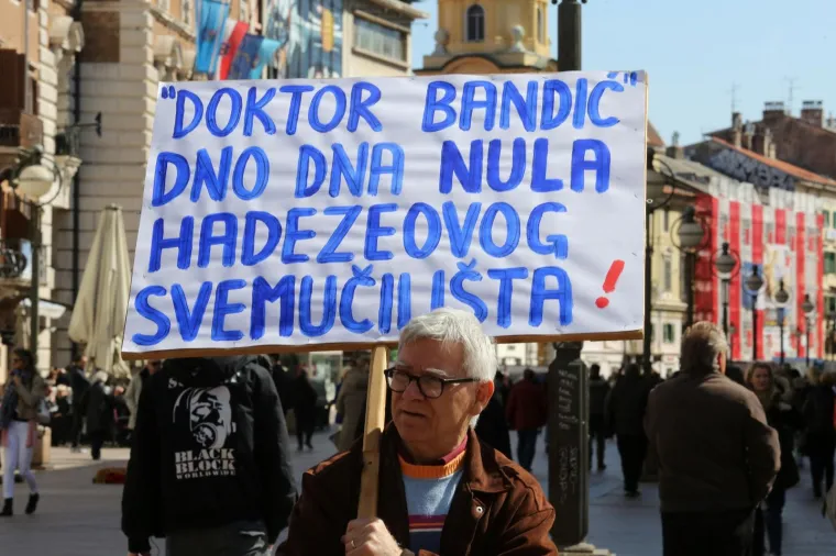 USAMLJENI BUNTOVNIK U CENTRU RIJEKE PROSVJEDOVAO PROTIV BANDIĆA: 'Doktor Bandić - dno dna nula HDZ-ovog svemučilišta'