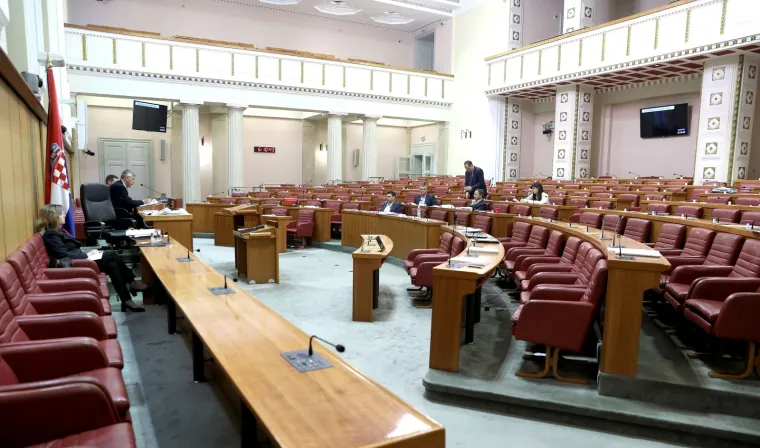 I sad neka netko kaže da ne rade: Pogledajte koji su zastupnici radili cijelu noć, a za jedno su na&scaron;li vremena