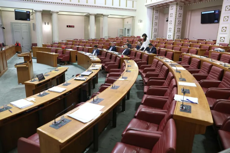 I sad neka netko kaže da ne rade: Pogledajte koji su zastupnici radili cijelu noć, a za jedno su na&scaron;li vremena