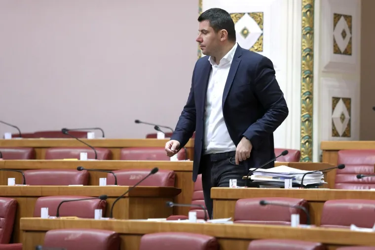 I sad neka netko kaže da ne rade: Pogledajte koji su zastupnici radili cijelu noć, a za jedno su na&scaron;li vremena