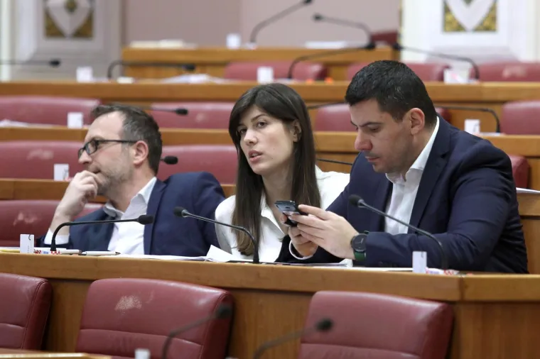 I sad neka netko kaže da ne rade: Pogledajte koji su zastupnici radili cijelu noć, a za jedno su na&scaron;li vremena