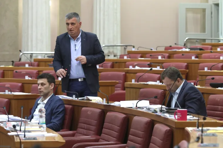 I sad neka netko kaže da ne rade: Pogledajte koji su zastupnici radili cijelu noć, a za jedno su na&scaron;li vremena