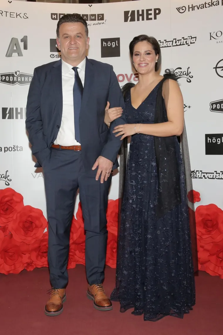 U zagrebačkom Hrvatskom narodnom kazalištu dodjeljuje se Večernjakova ruža, a poznati su za tu priliku odabrali posebne modne kreacije. Poglede su svjesno privlačile Borna Kotromanić s megadubokim dekolteom, Jelena Rozga, koja je također naglasak stavila na grudi te Snježana Mehun s opasno visokim prorezom na nozi. Photo: Tomislav Miletic, Luka i Goran Stanzl, Josip Regovic/PIXSELL