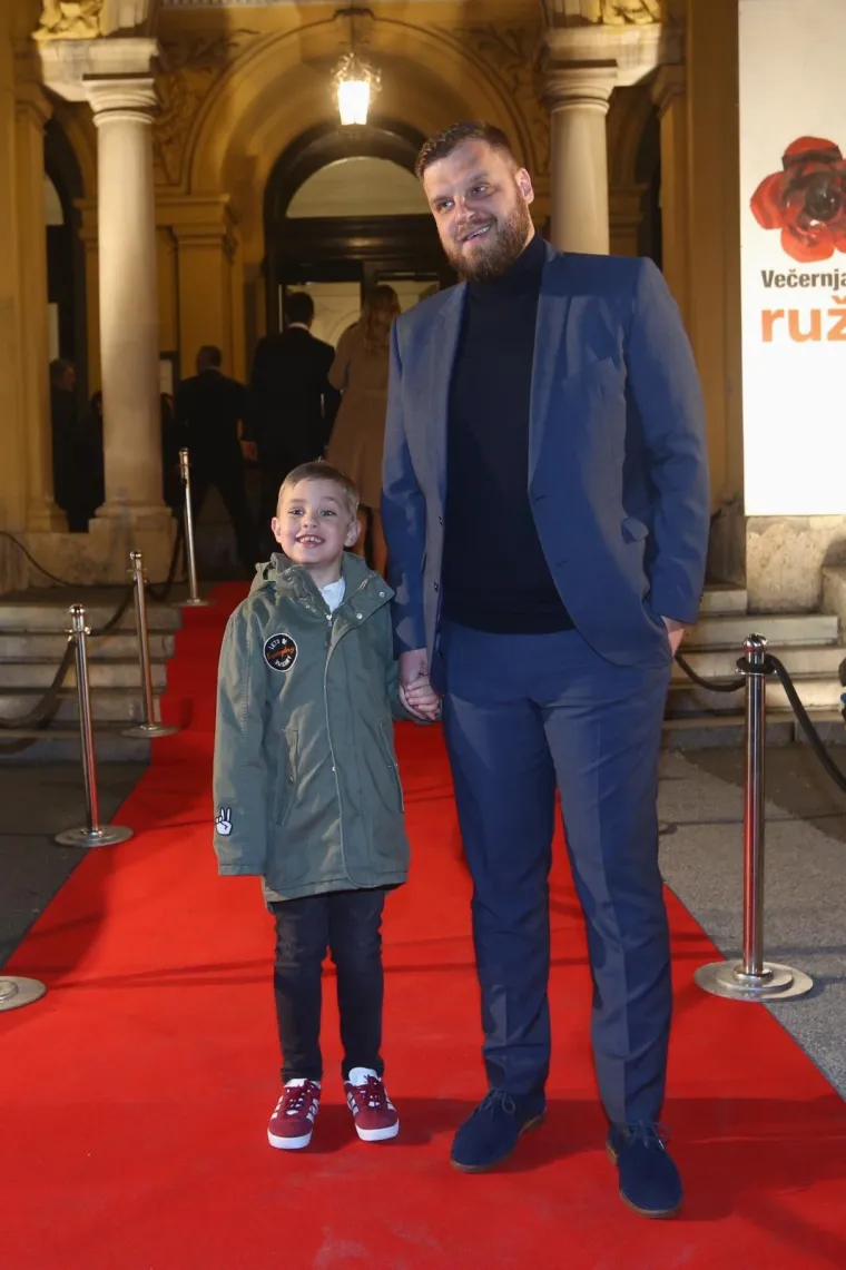 SEKSEPIL I ELEGANCIJA NA CRVENOM TEPIHU: Mehun izbacila nogu, a Rozga i Borna zaslijepile ubojitim dekolteima