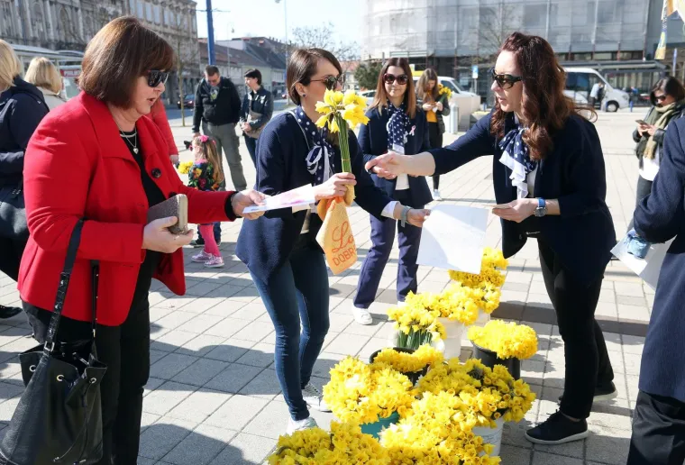 Žutili su se gradovi: obilježen je Međunarodni Dan narcisa kao simbol borbe protiv raka dojke