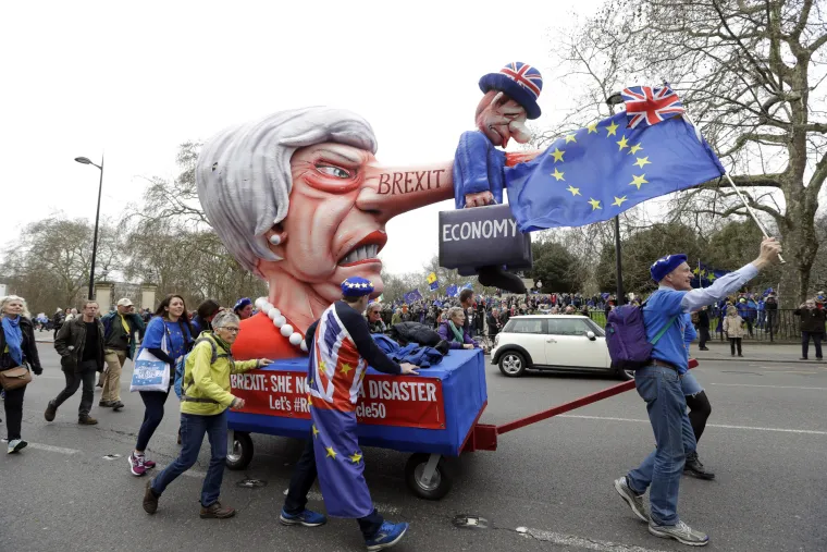 Deseci tisuća ljudi mar&scaron;iraju sredi&scaron;tem Londona: 'Jo&scaron; ni&scaron;ta nije gotovo. Vratite glas narodu'