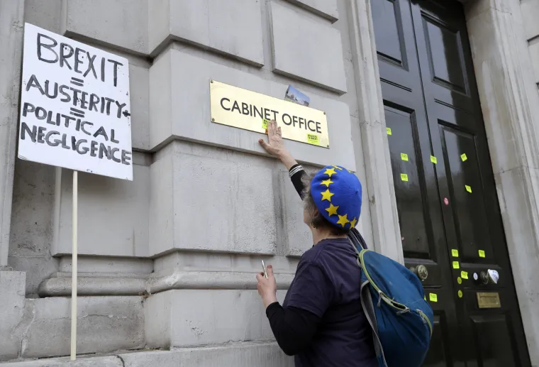 Deseci tisuća ljudi mar&scaron;iraju sredi&scaron;tem Londona: 'Jo&scaron; ni&scaron;ta nije gotovo. Vratite glas narodu'