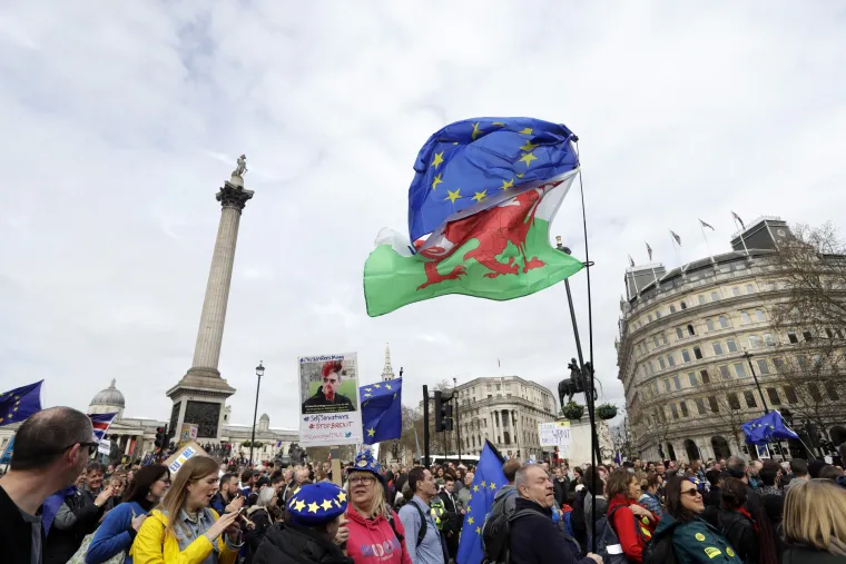 Deseci tisuća ljudi mar&scaron;iraju sredi&scaron;tem Londona: 'Jo&scaron; ni&scaron;ta nije gotovo. Vratite glas narodu'