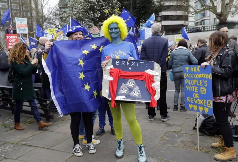 Deseci tisuća ljudi mar&scaron;iraju sredi&scaron;tem Londona: 'Jo&scaron; ni&scaron;ta nije gotovo. Vratite glas narodu'