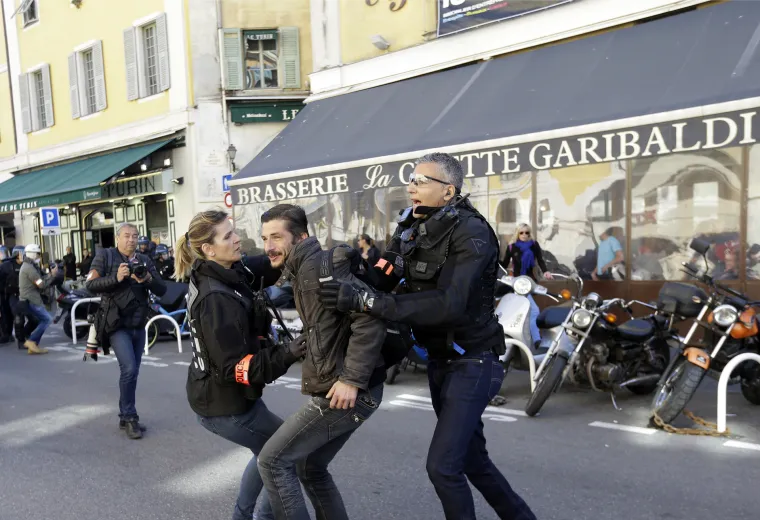 Vojska s dugim cijevima na ulicama Pariza! Na 'žute prsluke' bacali suzavac, uhićeno 170 ljudi