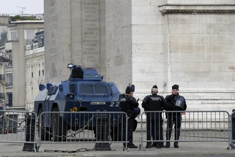 Vojska s dugim cijevima na ulicama Pariza! Na 'žute prsluke' bacali suzavac, uhićeno 170 ljudi