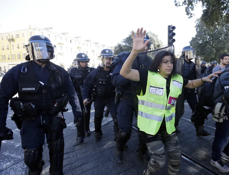 Vojska s dugim cijevima na ulicama Pariza! Na 'žute prsluke' bacali suzavac, uhićeno 170 ljudi