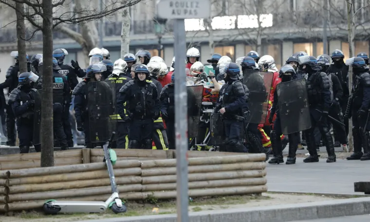 Vojska s dugim cijevima na ulicama Pariza! Na 'žute prsluke' bacali suzavac, uhićeno 170 ljudi