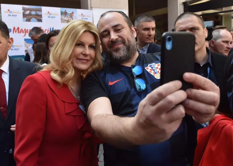 I Kolinda Grabar-Kitarović stigla u Budimpe&scaron;tu: Odu&scaron;evila navijače, a imala je vremena i za selfije