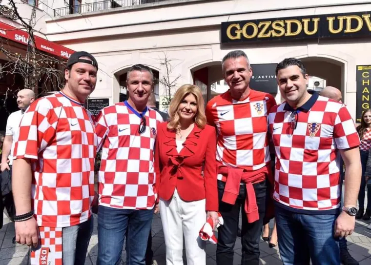 I Kolinda Grabar-Kitarović stigla u Budimpe&scaron;tu: Odu&scaron;evila navijače, a imala je vremena i za selfije