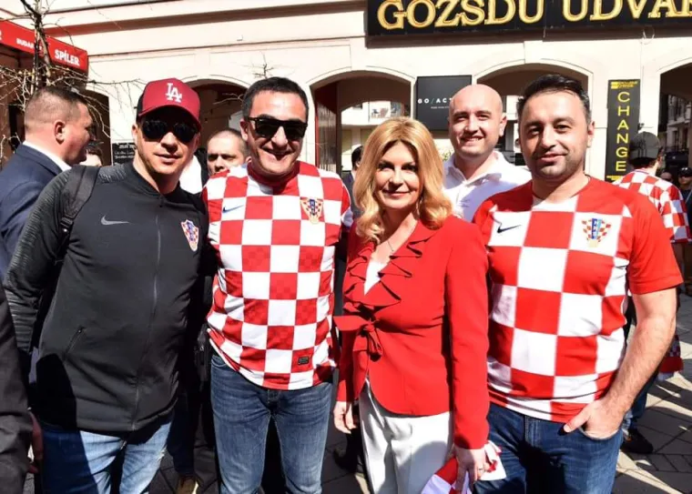 I Kolinda Grabar-Kitarović stigla u Budimpe&scaron;tu: Odu&scaron;evila navijače, a imala je vremena i za selfije