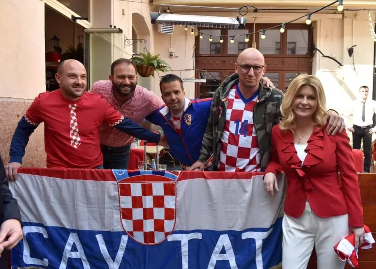 I Kolinda Grabar-Kitarović stigla u Budimpe&scaron;tu: Odu&scaron;evila navijače, a imala je vremena i za selfije