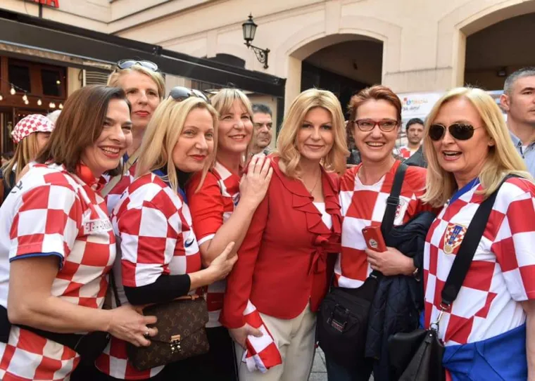 I Kolinda Grabar-Kitarović stigla u Budimpe&scaron;tu: Odu&scaron;evila navijače, a imala je vremena i za selfije