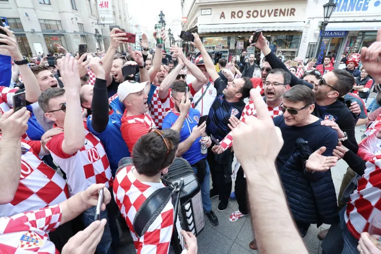 NAVIJAČE VATRENIH RAZVESELIO JE POSEBAN GOST: Nitko ga nije očekivao, a odmah po dolasku poveo je pjesmu