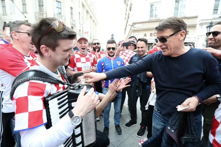 Budimpešta: Tomislav Bralić zapjevao s navijačima i ostavio 50 eura harmonikašu