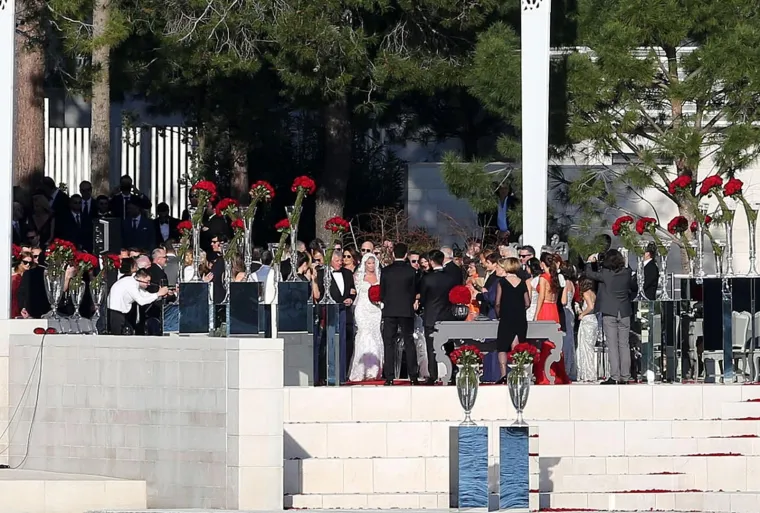 Na Malom Lošinju, ispred hotela Bellevue, jučer su se vjenčali Nika Perenčević i Emil Tedeschi mlađi.
Uz prisustvo uzvanika slavlje se nastavilo u privatnom okruženju hotela Bellevue s kojim je obitelj mladenke povezana suvlasničkim udjelima. Šetnica oko hotela je, kao i sam hotel, zatvorena za sve osim uzvanika.
