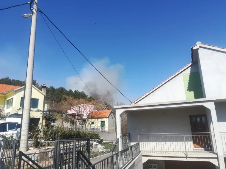 Gase ga već dva dana: Bukti požar u blizini Muća