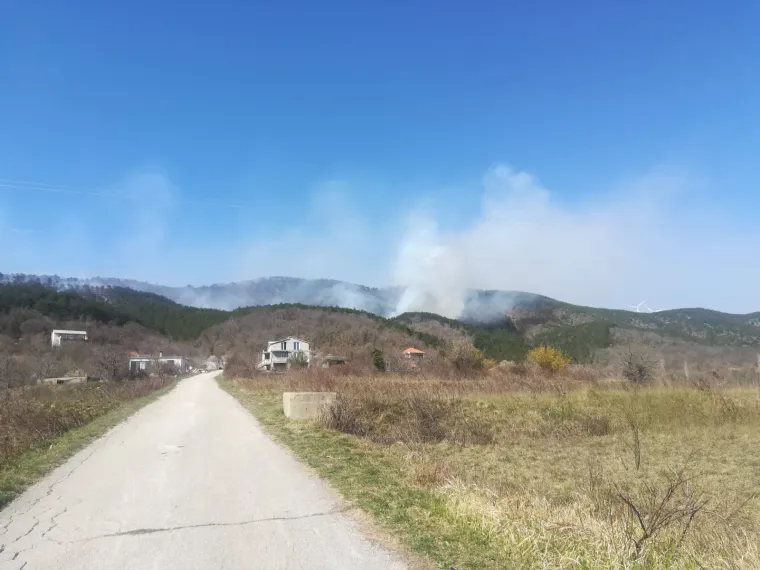 Gase ga već dva dana: Bukti požar u blizini Muća