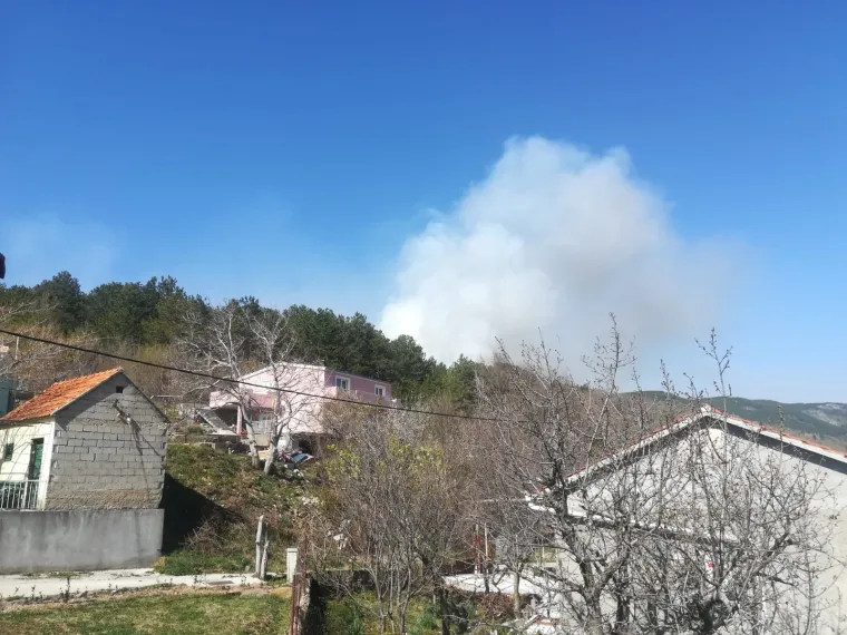 Gase ga već dva dana: Bukti požar u blizini Muća