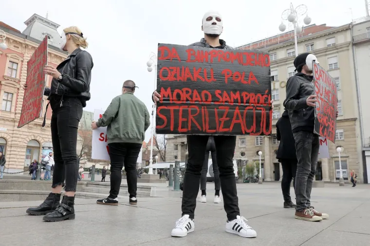 Navukli maske i hrabro stali na Trg: 'Momak iz &scaron;kole me gađao stolicom...'