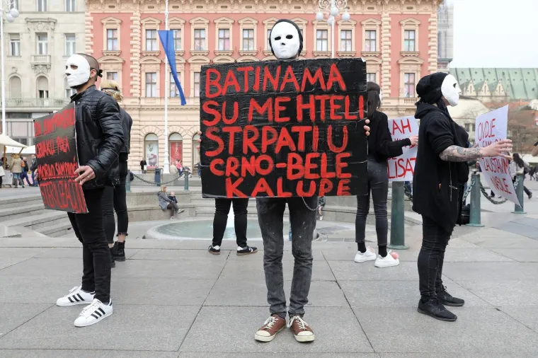 Navukli maske i hrabro stali na Trg: 'Momak iz &scaron;kole me gađao stolicom...'