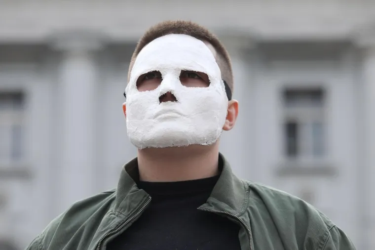 Navukli maske i hrabro stali na Trg: 'Momak iz &scaron;kole me gađao stolicom...'