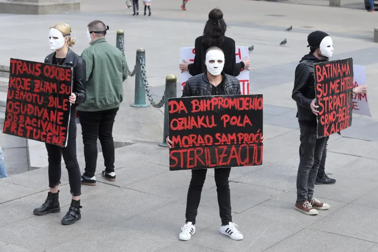 Navukli maske i hrabro stali na Trg: 'Momak iz &scaron;kole me gađao stolicom...'