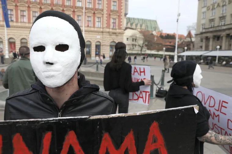 Navukli maske i hrabro stali na Trg: 'Momak iz &scaron;kole me gađao stolicom...'