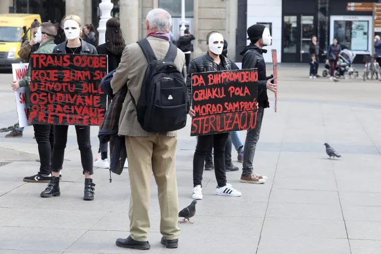 Navukli maske i hrabro stali na Trg: 'Momak iz &scaron;kole me gađao stolicom...'