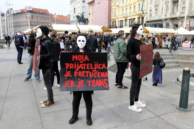 Navukli maske i hrabro stali na Trg: 'Momak iz &scaron;kole me gađao stolicom...'