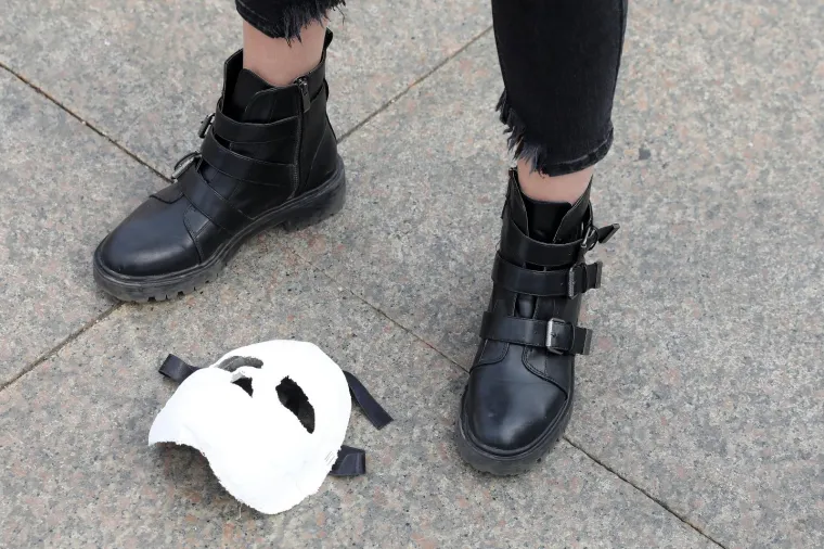 Navukli maske i hrabro stali na Trg: 'Momak iz &scaron;kole me gađao stolicom...'