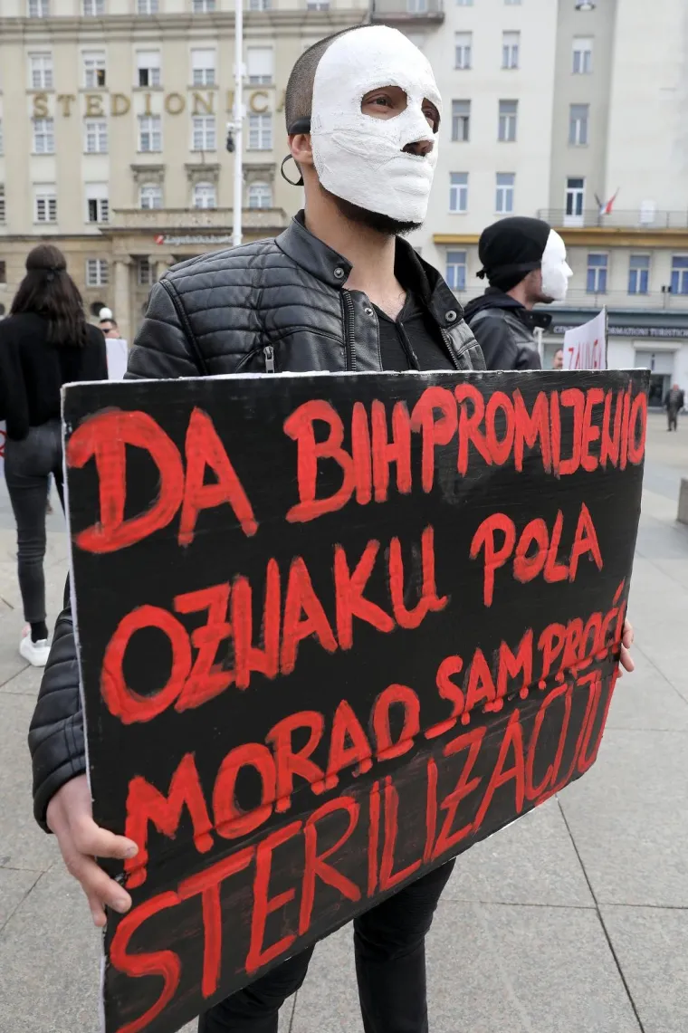 Navukli maske i hrabro stali na Trg: 'Momak iz &scaron;kole me gađao stolicom...'