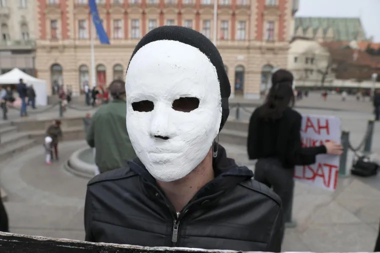 Navukli maske i hrabro stali na Trg: 'Momak iz &scaron;kole me gađao stolicom...'