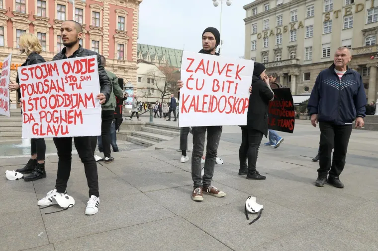 Navukli maske i hrabro stali na Trg: 'Momak iz &scaron;kole me gađao stolicom...'