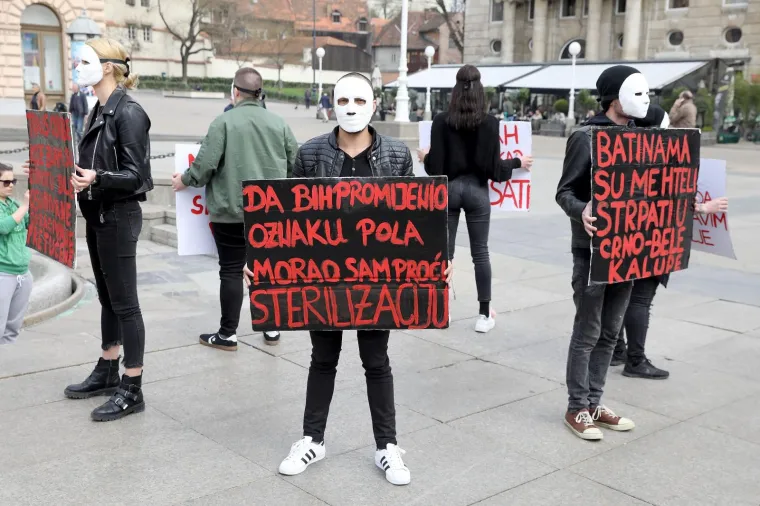 Navukli maske i hrabro stali na Trg: 'Momak iz &scaron;kole me gađao stolicom...'