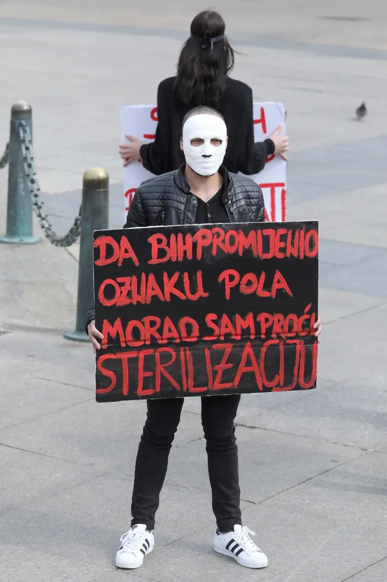 Navukli maske i hrabro stali na Trg: 'Momak iz &scaron;kole me gađao stolicom...'